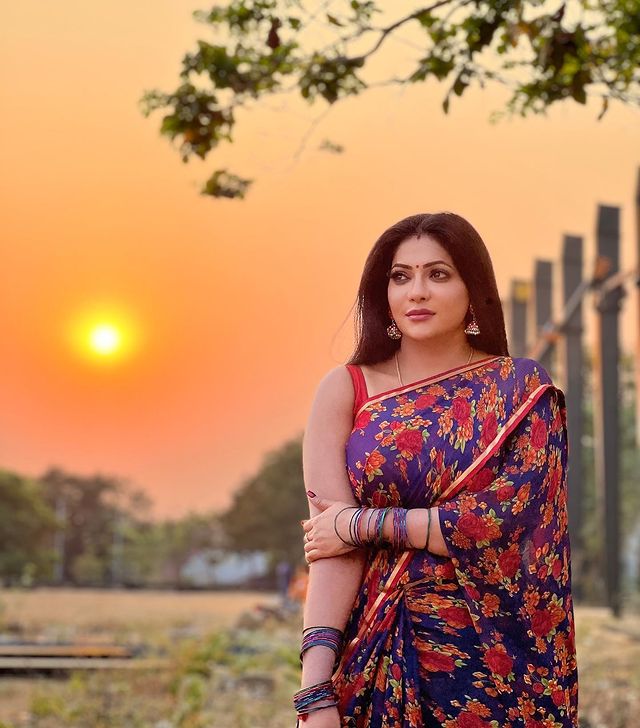 Reshma pasupuleti posing in sunlight photos getting viral