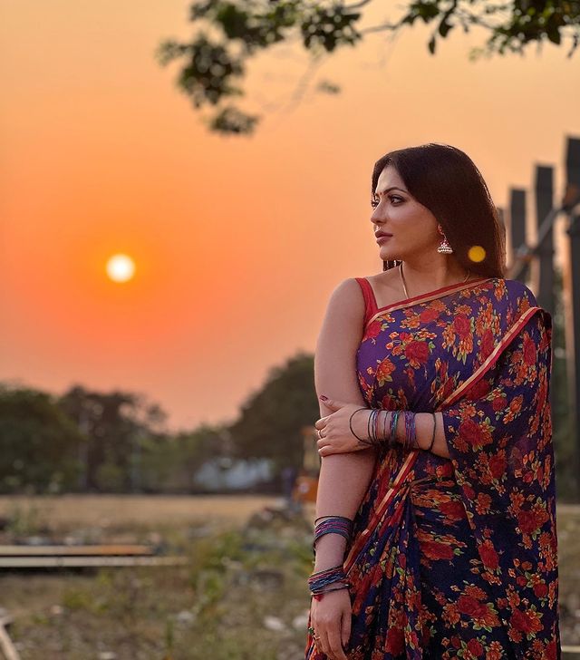 Reshma pasupuleti posing in sunlight photos getting viral