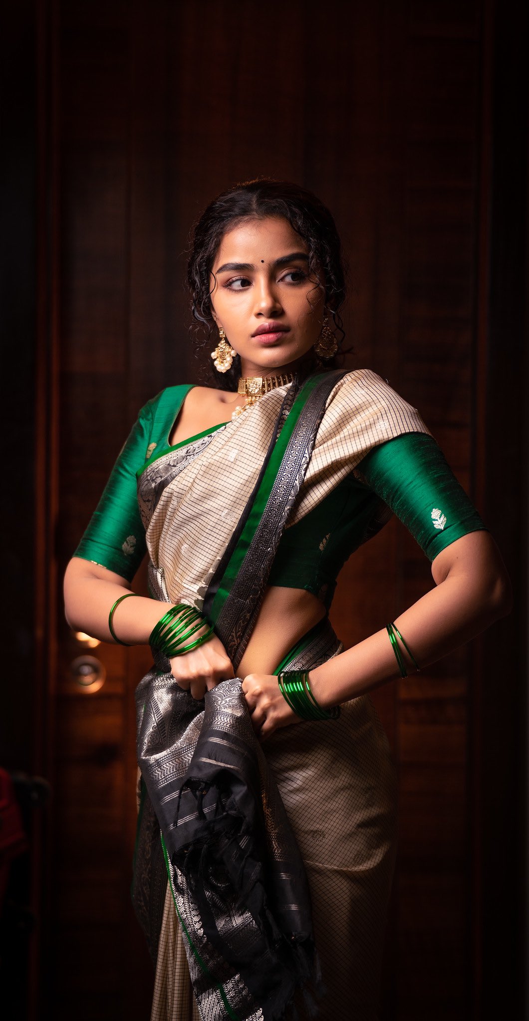 Anupama parameswaran latest saree photos trending