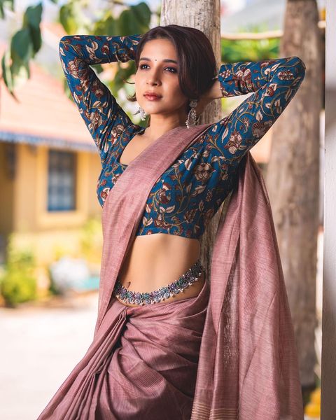 Sakshi agarwal latest hot saree photo and video on instagram trending
