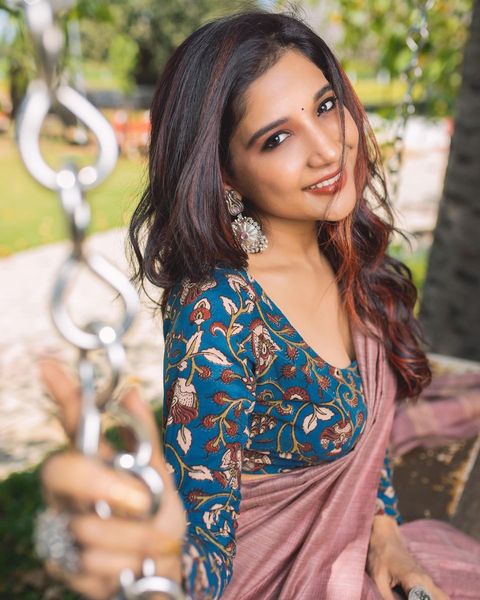 Sakshi agarwal latest hot saree photo and video on instagram trending