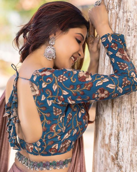 Sakshi agarwal latest hot saree photo and video on instagram trending