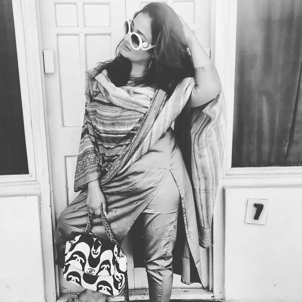 Kiran rathod posing in full chudithar dress