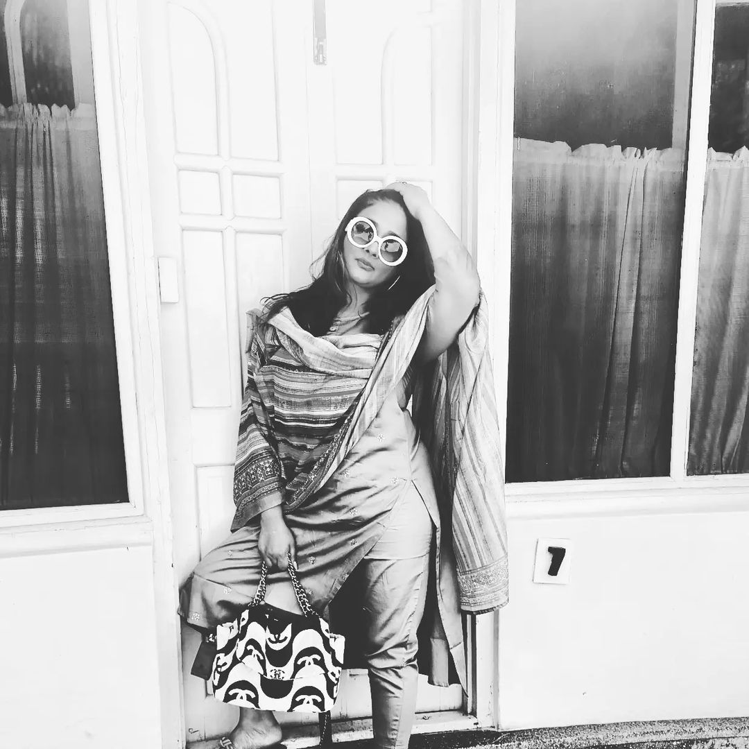 Kiran rathod posing in full chudithar dress