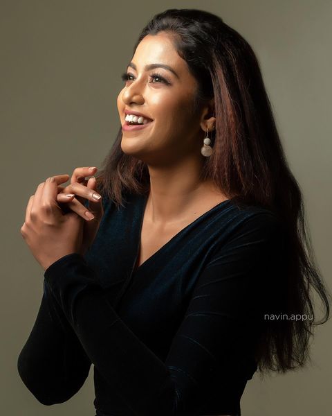 Bharathi kannamma fame roshini haripriyan ultra modern photos getting likes