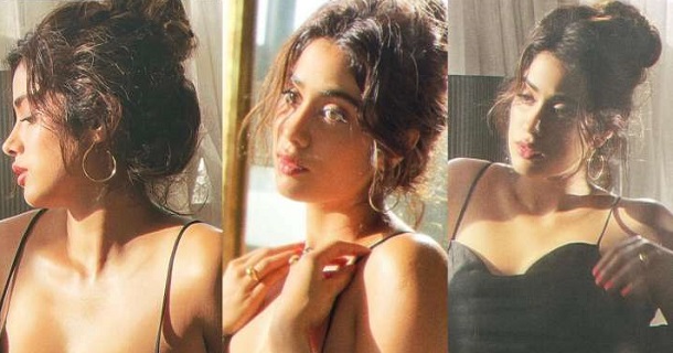 Janhvi kapoor posing in mirror look dress viral pics