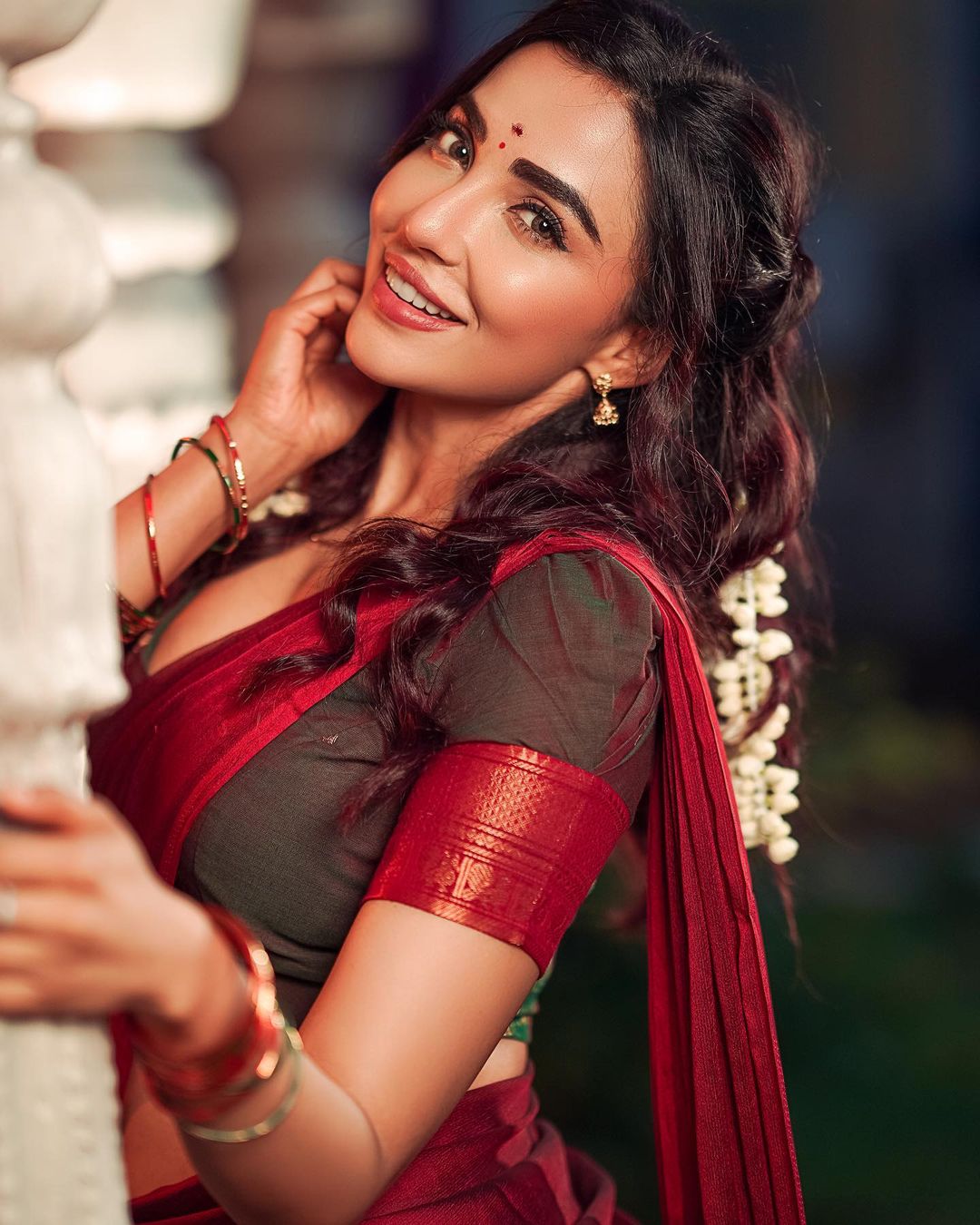 Parvati nair hot show in traditional half saree