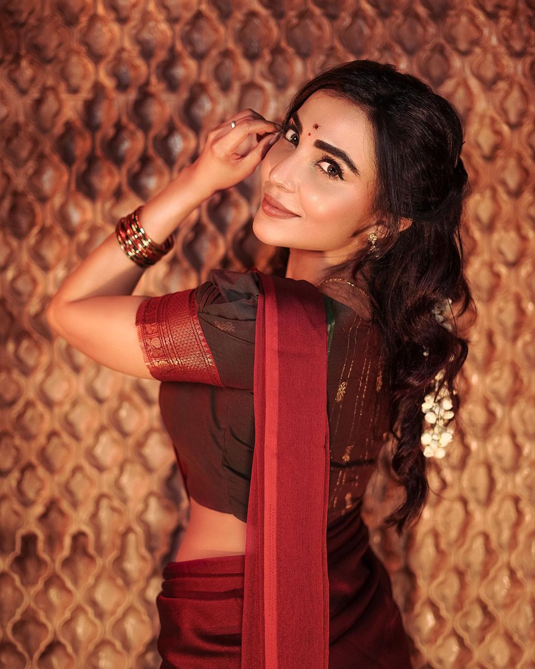 Parvati nair hot show in traditional half saree