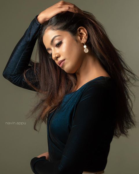 Bharathi kannamma fame roshini haripriyan ultra modern photos getting likes