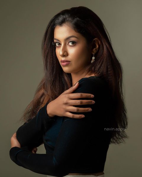 Bharathi kannamma fame roshini haripriyan ultra modern photos getting likes