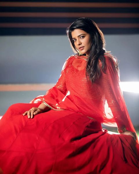 Aiswarya rajesh posing in traditional red chudithar