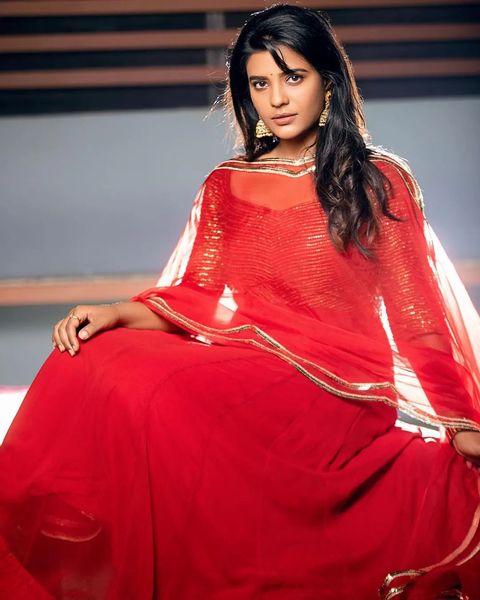 Aiswarya rajesh posing in traditional red chudithar