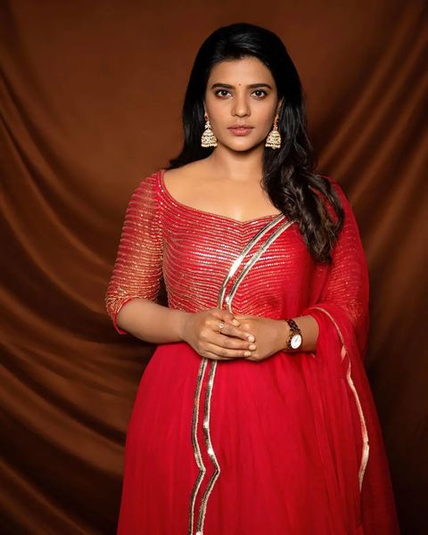 Aiswarya rajesh posing in traditional red chudithar