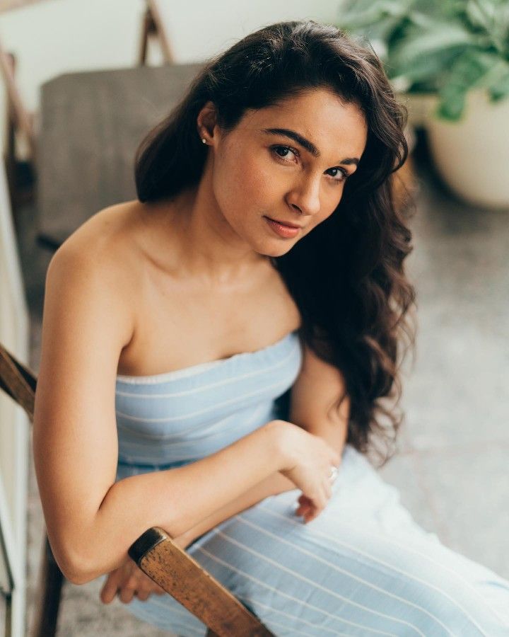 Andrea jermiah reels video posing for photoshoot