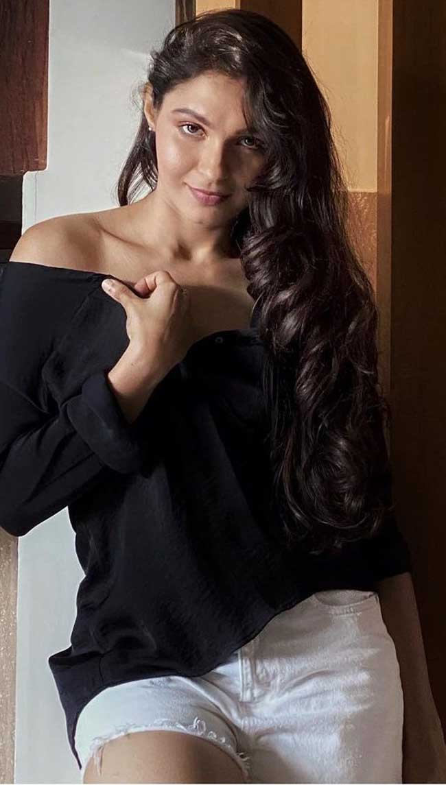 Andrea jermiah reels video posing for photoshoot