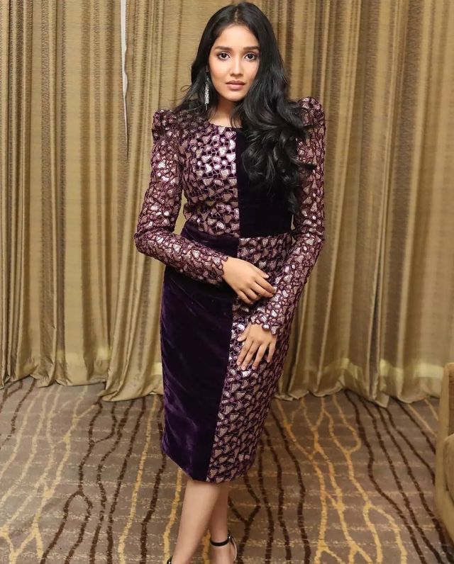 Anikha surendran hot body fit dress photoshoot