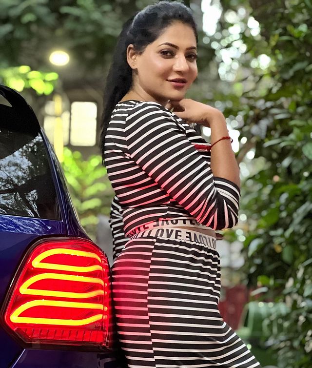 Reshma pasupuleti hot black and white modern dress photos