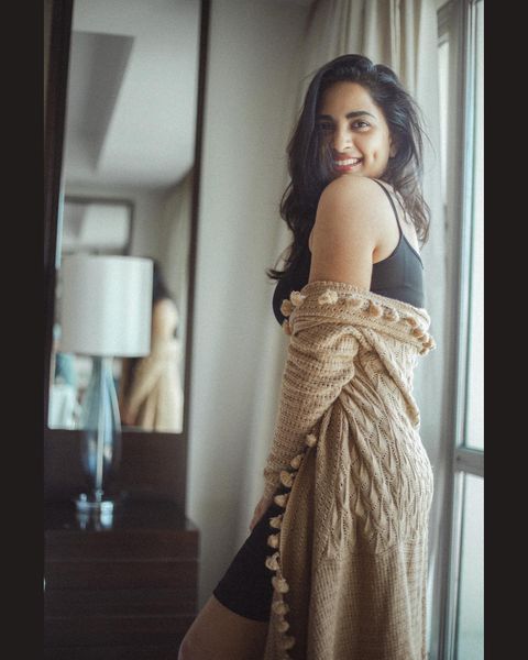 Srushti dange hot single piece dress bedroom photoshoot
