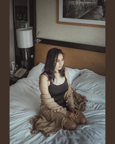 Srushti dange hot single piece dress bedroom photoshoot