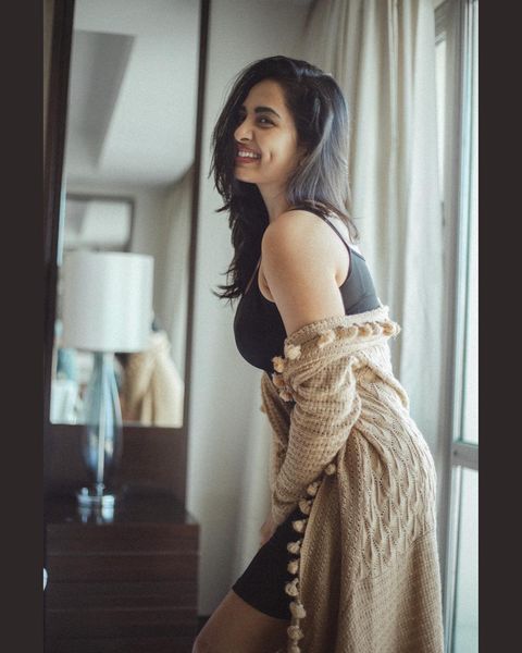 Srushti dange hot single piece dress bedroom photoshoot