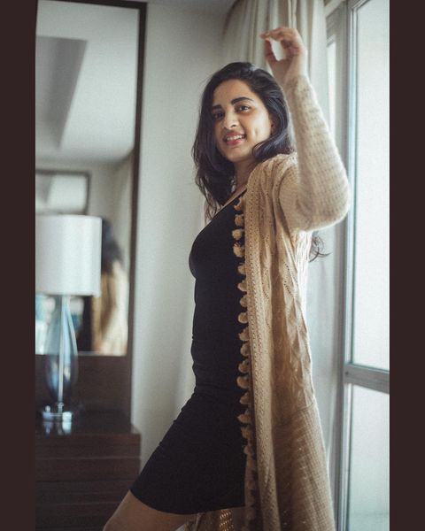 Srushti dange hot single piece dress bedroom photoshoot