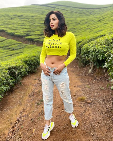 Raiza wilson hot navel show modern dress photos