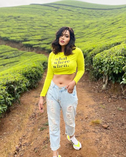 Raiza wilson hot navel show modern dress photos