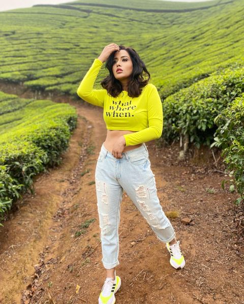 Raiza wilson hot navel show modern dress photos