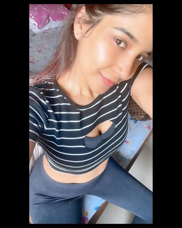 Sakshi agarwal hot photoshoot and video posted on instagram in white single sleeve dress