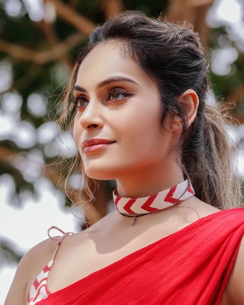 Shrutika arjun hot red saree photos in glamour blouse