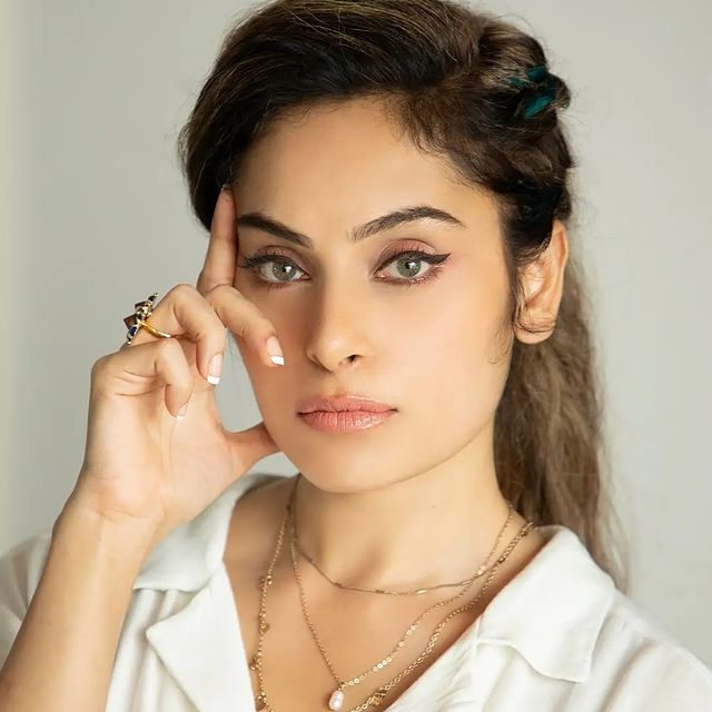 Shrutika arjun hot red saree photos in glamour blouse