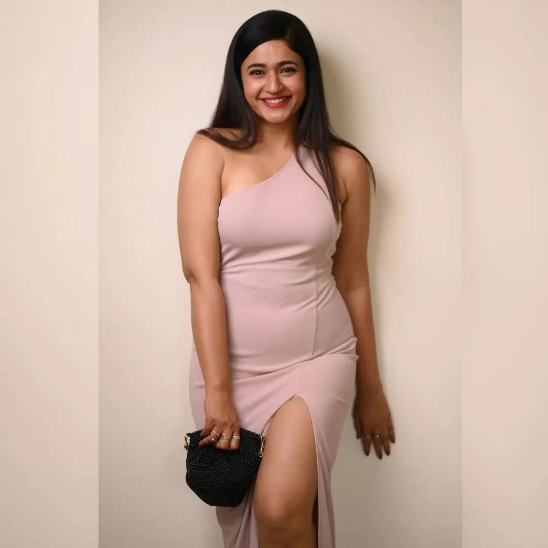 Poonam bajwa hot posing in tight fit dress