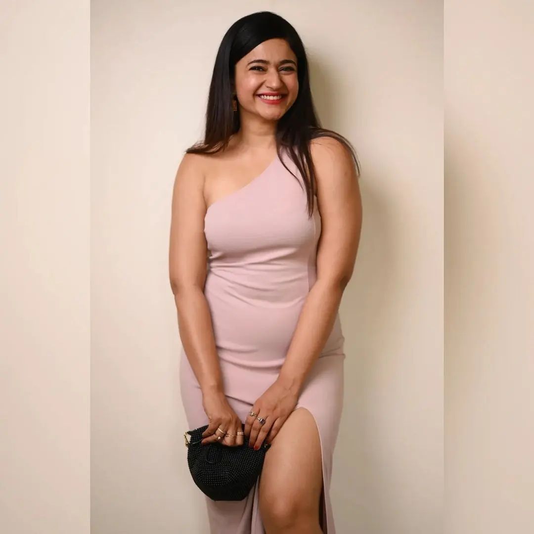 Poonam bajwa hot posing in tight fit dress