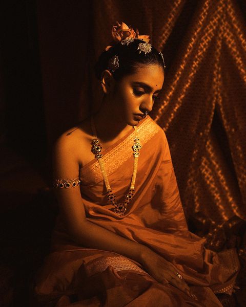 Priya varrier hot latest photos without blouse getting viral