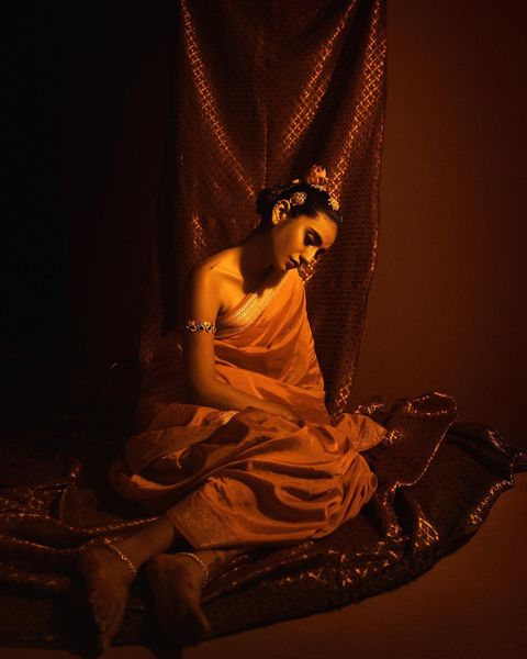 Priya varrier hot latest photos without blouse getting viral