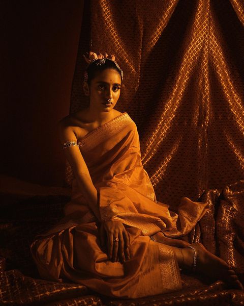 Priya varrier hot latest photos without blouse getting viral