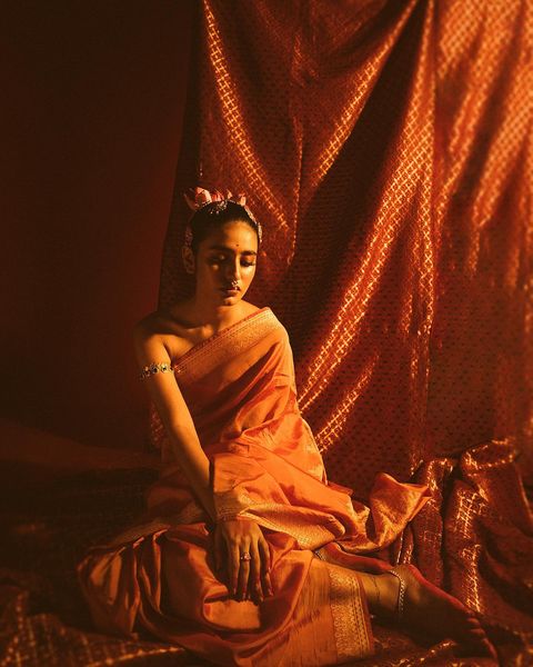 Priya varrier hot latest photos without blouse getting viral