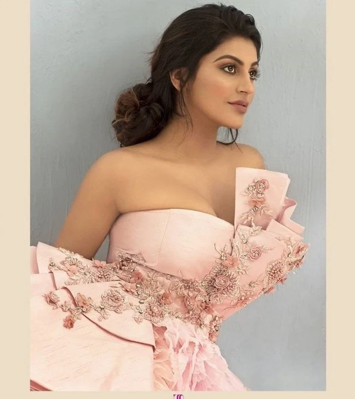 Yashika anandh hot gym wear confuses fans in her video