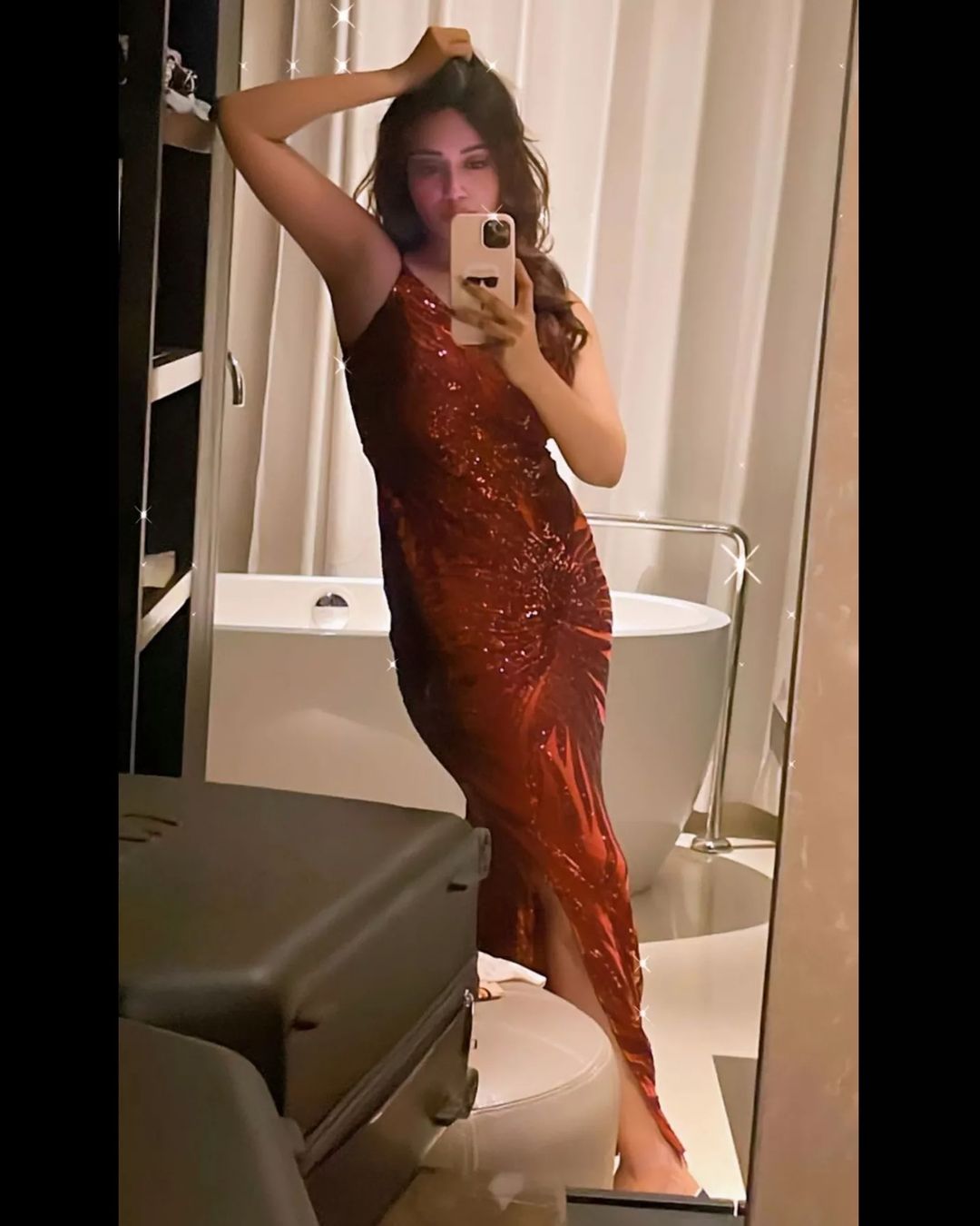 Nivetha pethuraj hot bathroom selfie photos getting viral