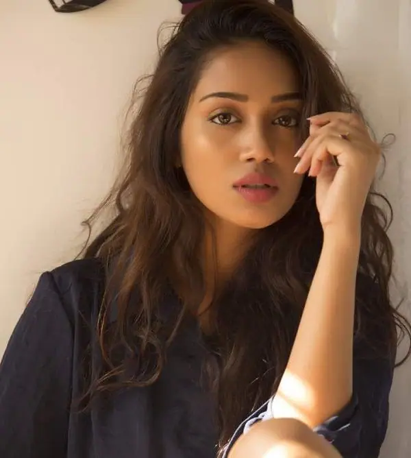 Nivetha pethuraj hot bathroom selfie photos getting viral