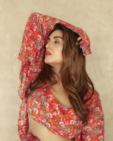 Huma qureshi hot latest open coat photos trending