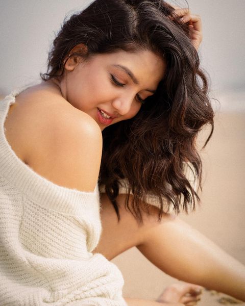 Pavni reddy hot photo in single gown getting viral