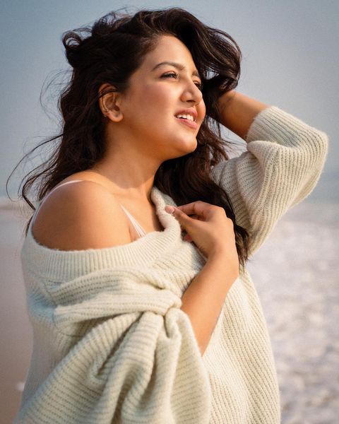 Pavni reddy hot photo in single gown getting viral