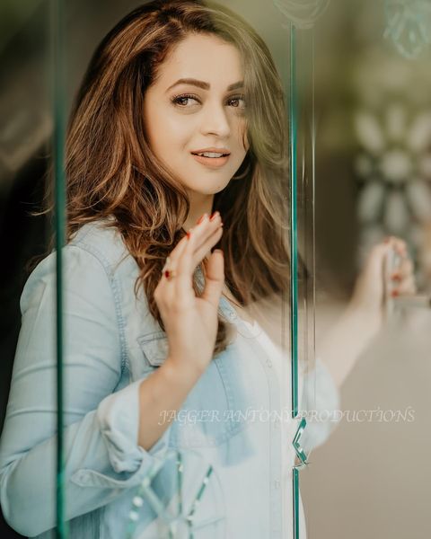 Actress bhavana hot modern photoshoot getting likes and shares