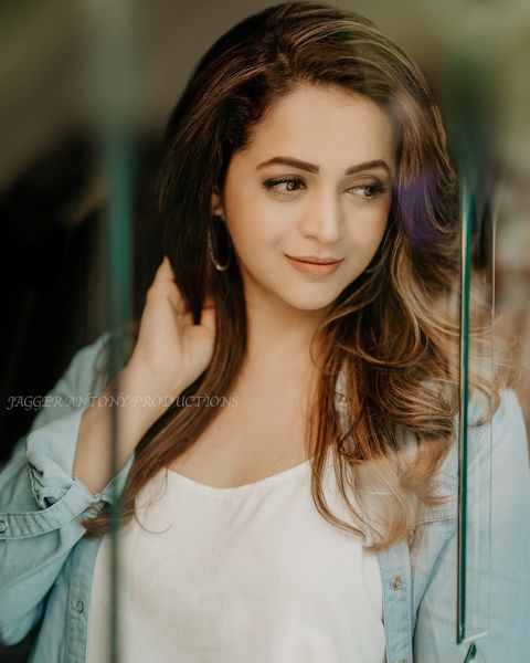 Actress bhavana hot modern photoshoot getting likes and shares