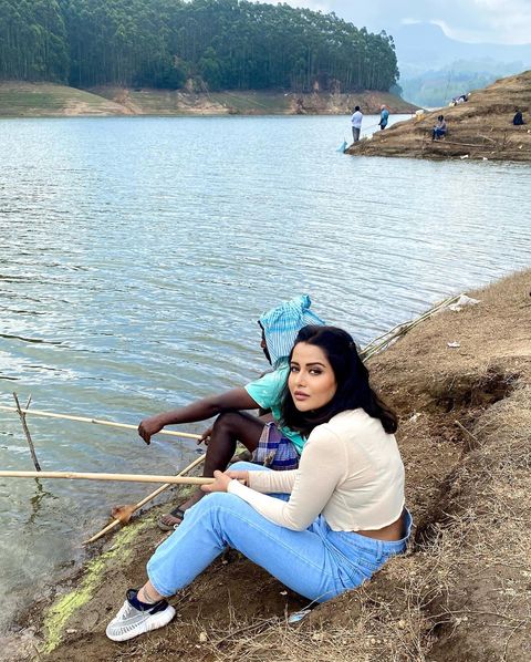 Raiza wilson hot navel show in crop tops and jeans getting hot