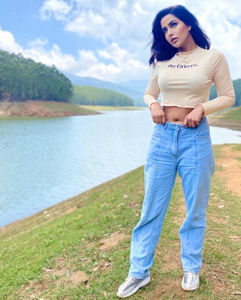 Raiza wilson hot navel show in crop tops and jeans getting hot