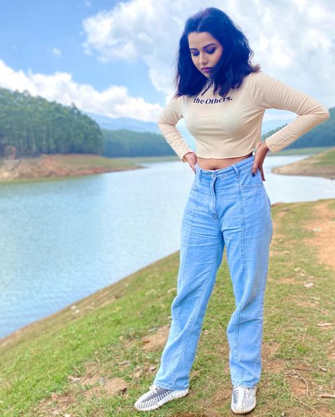 Raiza wilson hot navel show in crop tops and jeans getting hot