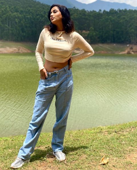 Raiza wilson hot navel show in crop tops and jeans getting hot