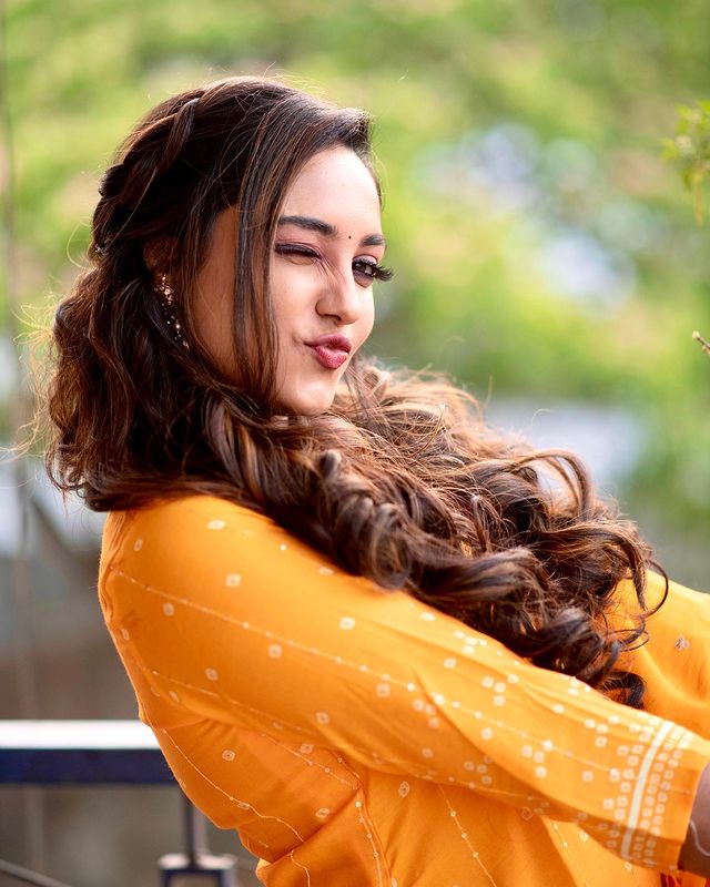 Smruthi venkat hot and cute photos kollywood cinema viral